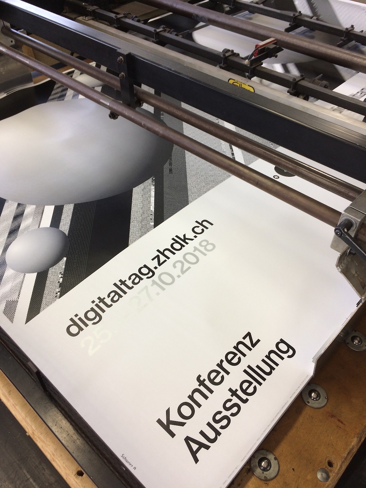 2-farbig in Silber und Schwarz im Siebdruck gedruckt.